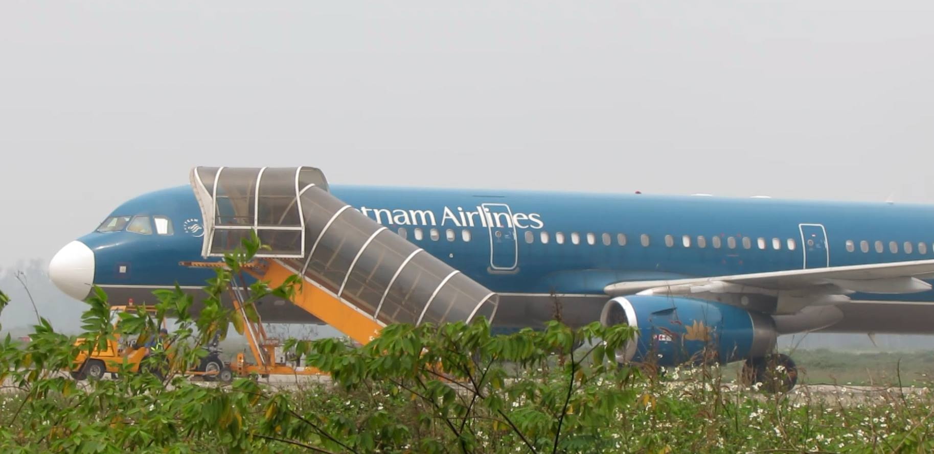 Thanh niên tâm thần lên máy bay ảnh 1 Thanh nien tam than len may bay anh 1