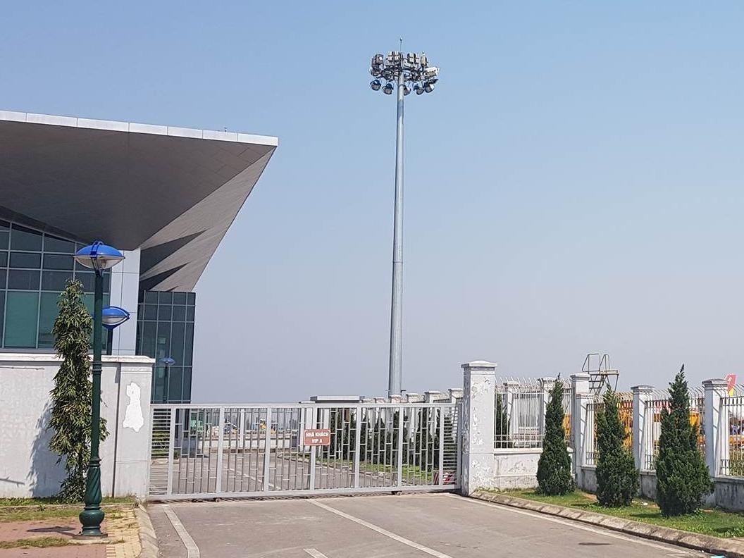 Nam thanh nien dot nhap len may bay o Vinh nhu the nao? hinh anh