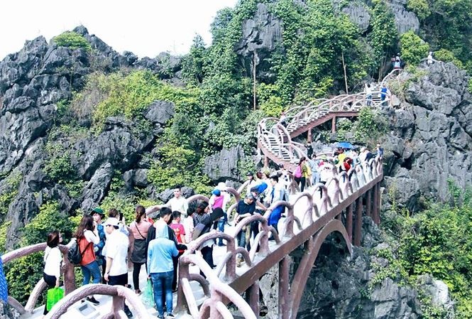 Bo Van hoa yeu cau xu dut diem vu xay cau xuyen loi di san Trang An hinh anh