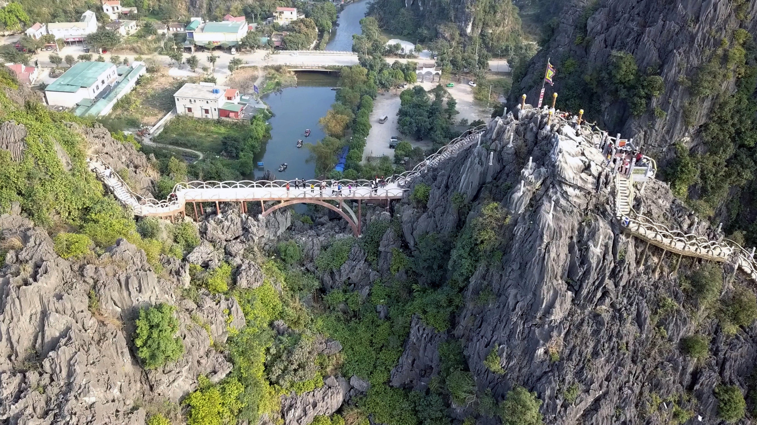 Cau xuyen loi Trang An anh 1