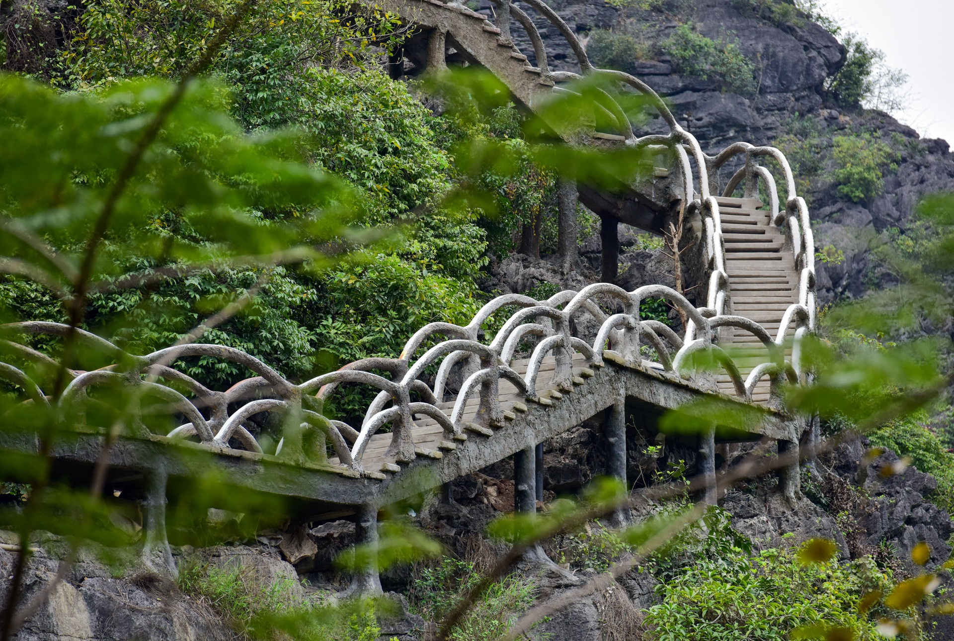 Cau xuyen loi di san Trang An di nguoc cam ket cua Viet Nam voi UNESCO hinh anh