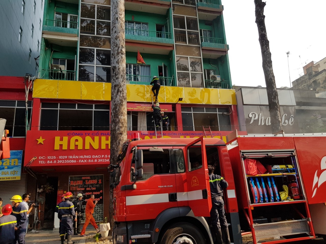 Cuu gan 20 nguoi ket trong dam chay khach san hinh anh