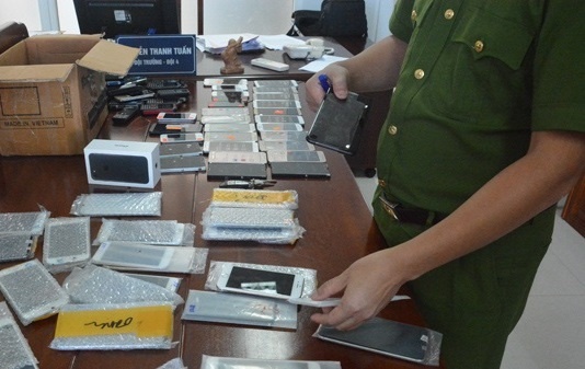 Nam hanh khach mang 50 chiec iPhone len may bay hinh anh