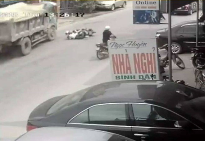 lái xe tải đánh lái cứu hai nữ sinh ảnh 1 lai xe tai danh lai cuu hai nu sinh anh 1