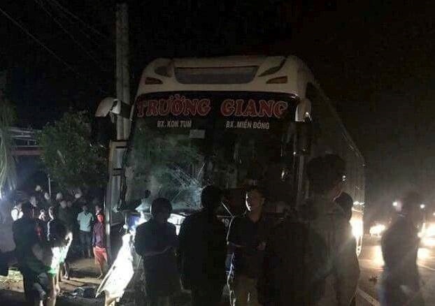 Yeu cau lam ro vu xe may va oto cuu thuong, 3 nguoi chet hinh anh