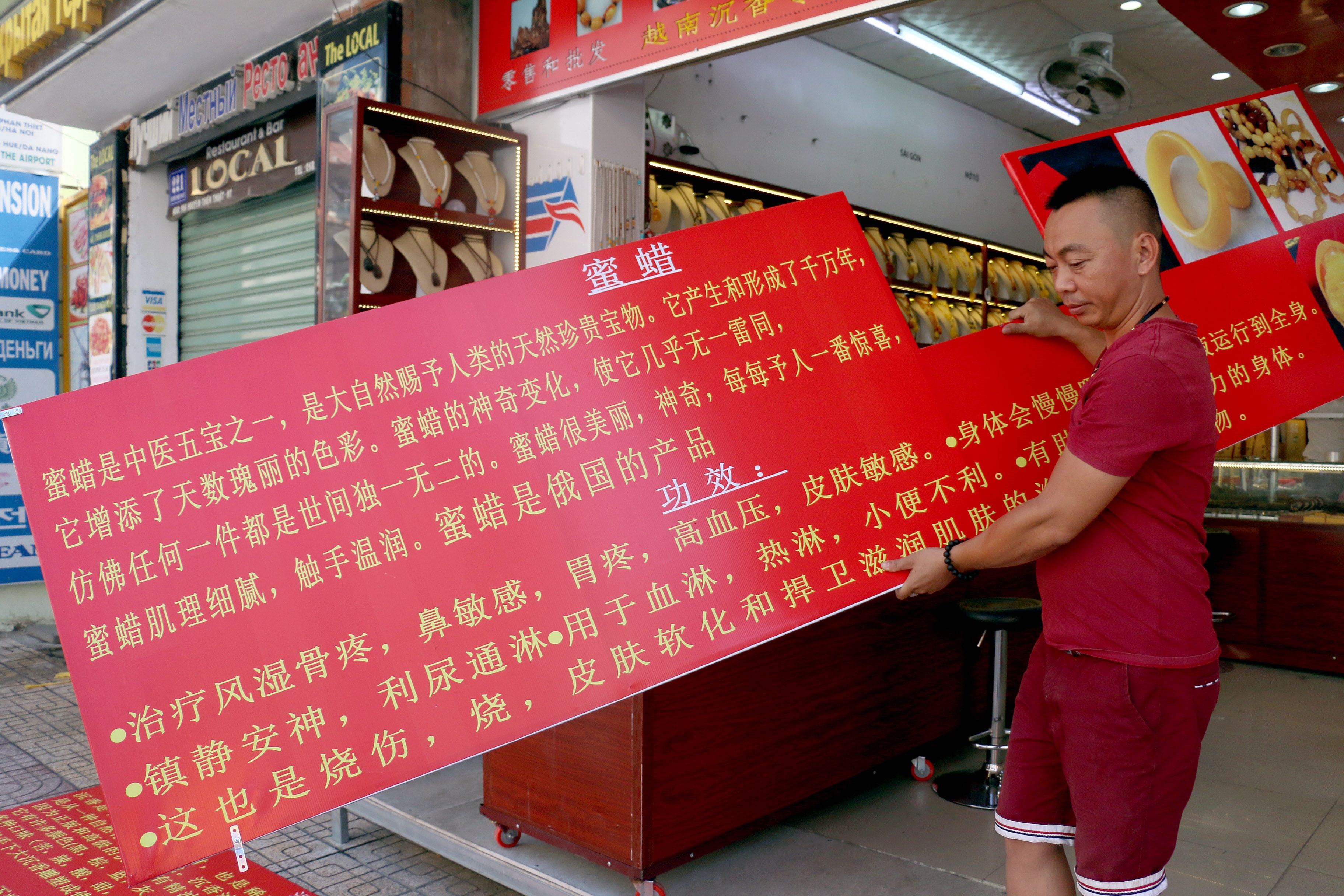 Lanh dao Bo Van hoa yeu cau xu ly sai pham o 'pho Tau, nuoc Nga' hinh anh