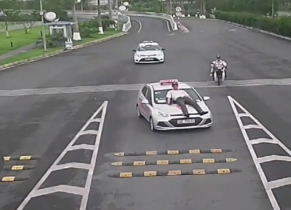 Tai xe tong nhan vien san bay anh 1