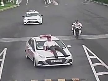 Kiem tra hoat dong doanh nghiep taxi co tai xe tong nhan vien san bay hinh anh
