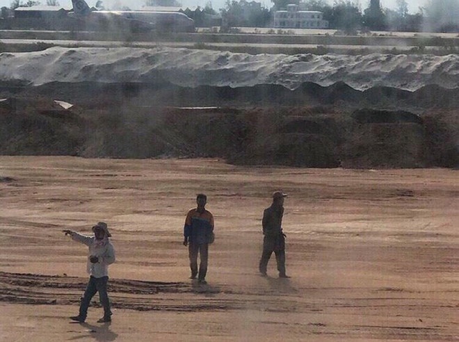 Tam giu bang lai phi cong ha canh nham duong bang o Cam Ranh hinh anh