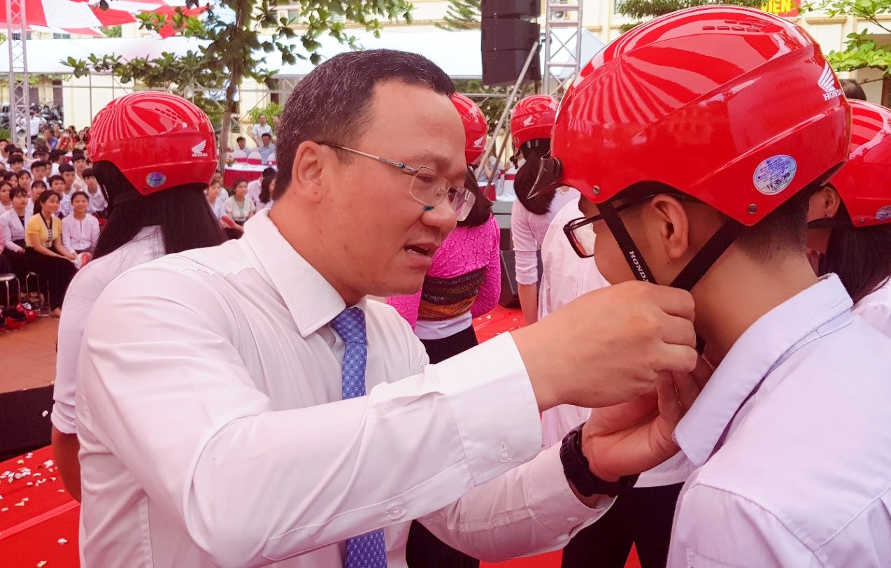 Trao mu bao hiem anh 1