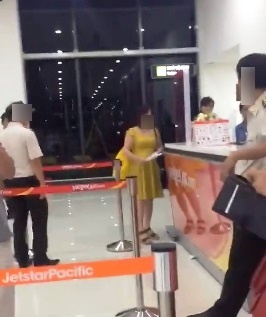 Hanh khach buc xuc tai san bay anh 1