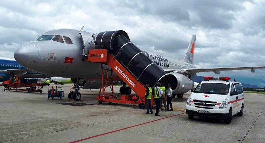 May bay Jetstar ha canh khan cap de cuu khach bi ngat xiu hinh anh