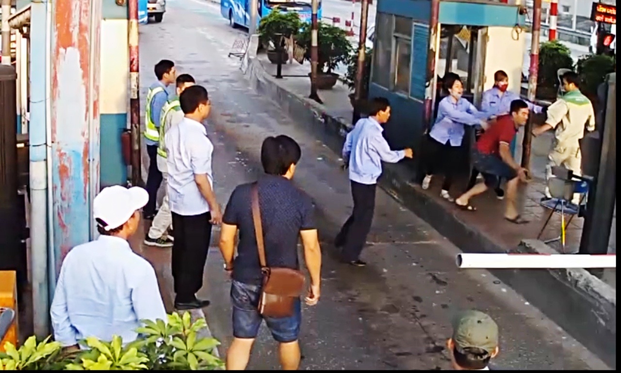 Lai xe hanh hung nhan vien thu phi BOT Tan De hinh anh