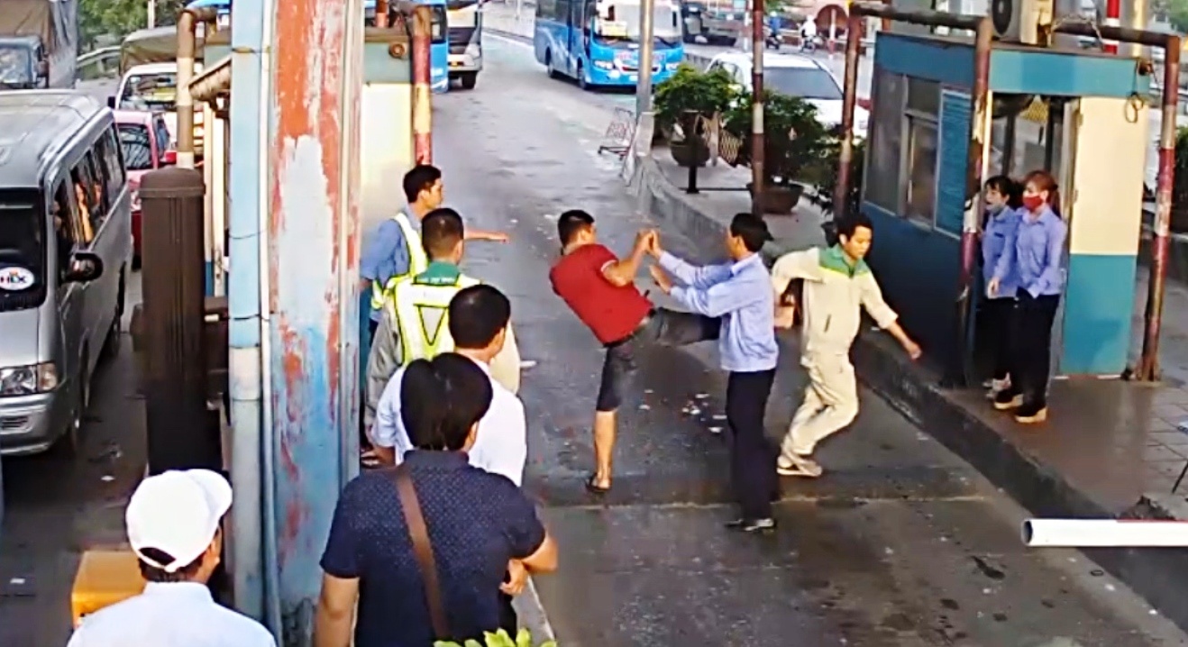 Lai xe dung dao chat barie, danh nhan vien BOT Tan De hinh anh