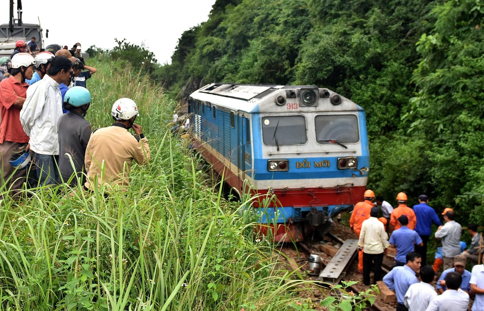 Nhan vien gac chan 'dau bung', tau hoa dam hong bien bao hinh anh