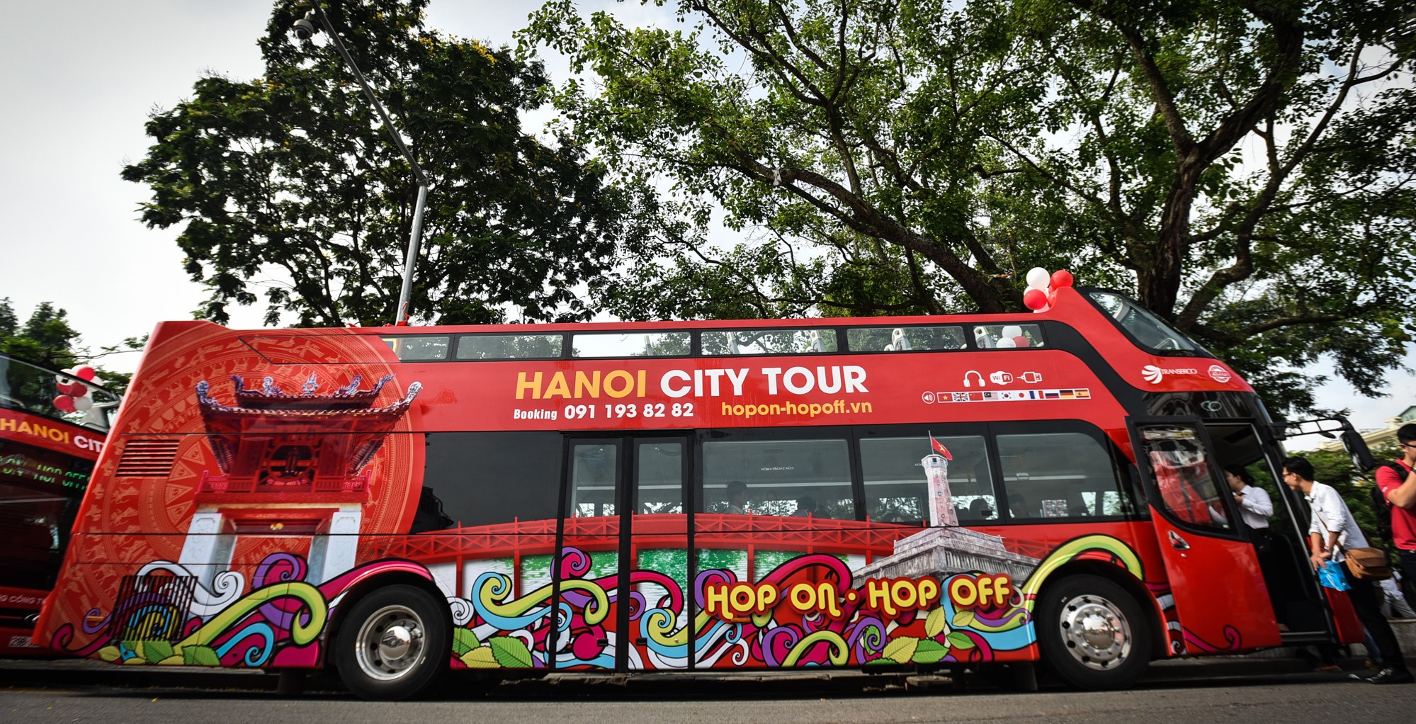Xe buyt 2 tang o Ha Noi e khach vi ve dat, troi nong hinh anh