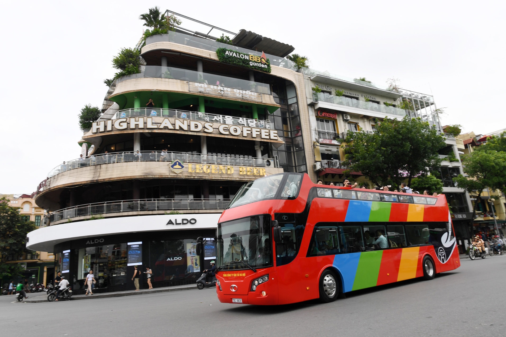 Ha Noi them ve re, tour dem cho buyt 2 tang hinh anh