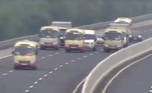 Yeu cau xu ly 3 xe khach dan hang ngang tren cao toc hinh anh