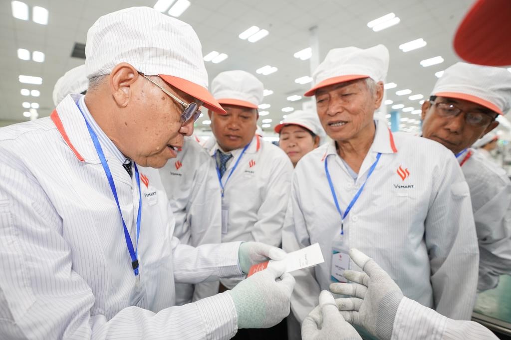Chinh tri gia Myanmar an tuong voi cong nghe hien dai cua VinSmart hinh anh