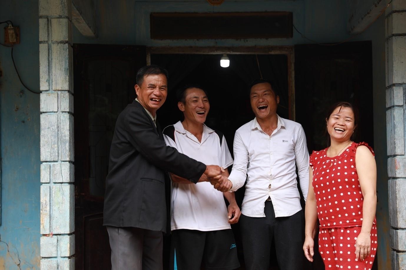 Video - Niem hanh phuc cua nguoi dan Quang Tri khi don nuoc sach ve hinh anh