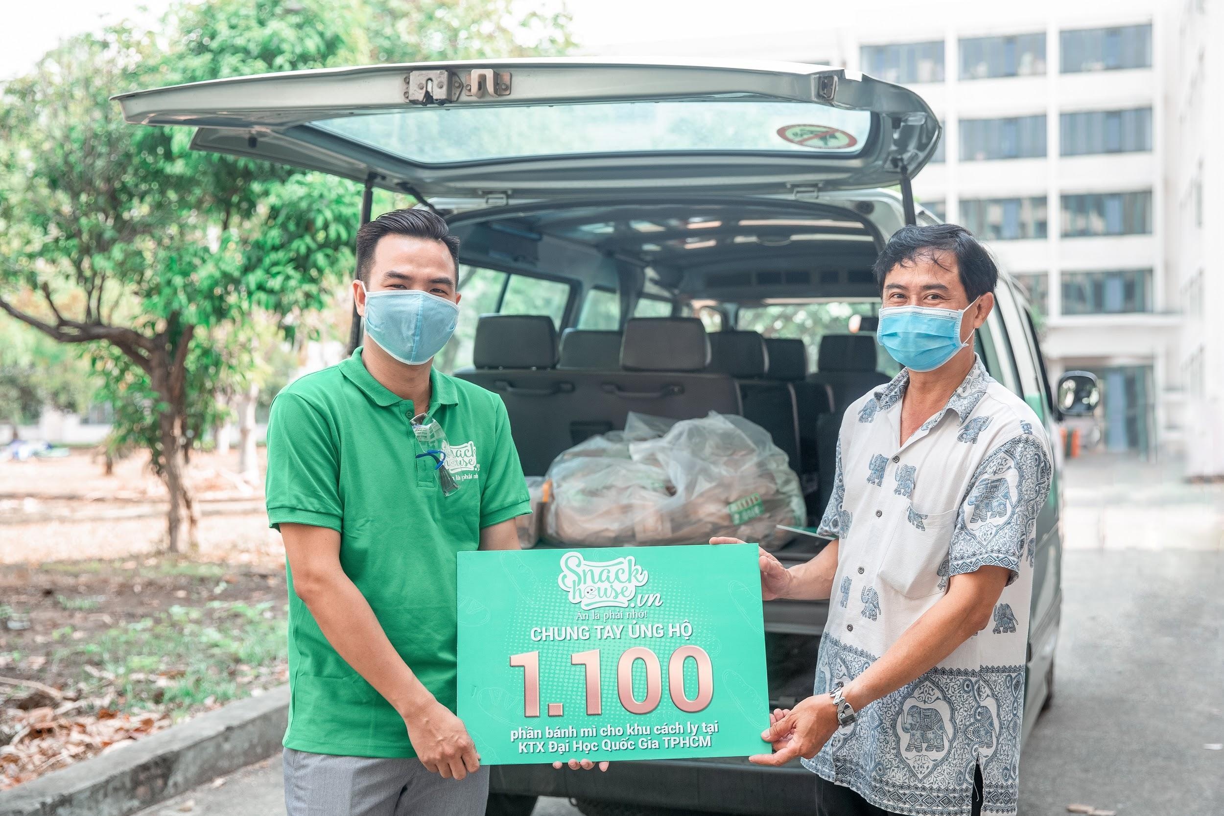 Video - Snack House gui tang 1.100 o banh mi cho khu cach ly KTX DHQG hinh anh