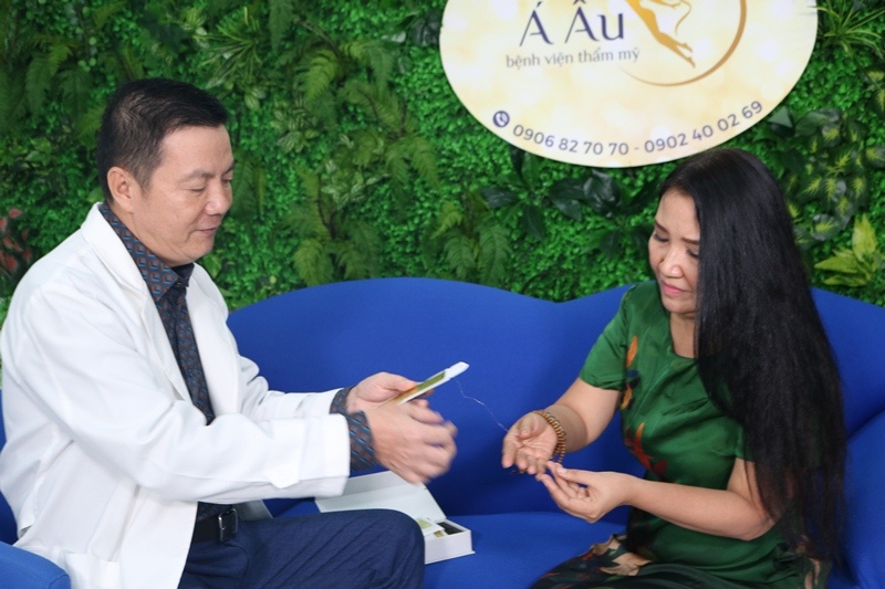 Video - Dien vien Ngan Quynh cang da mat tai BV Tham my A Au hinh anh