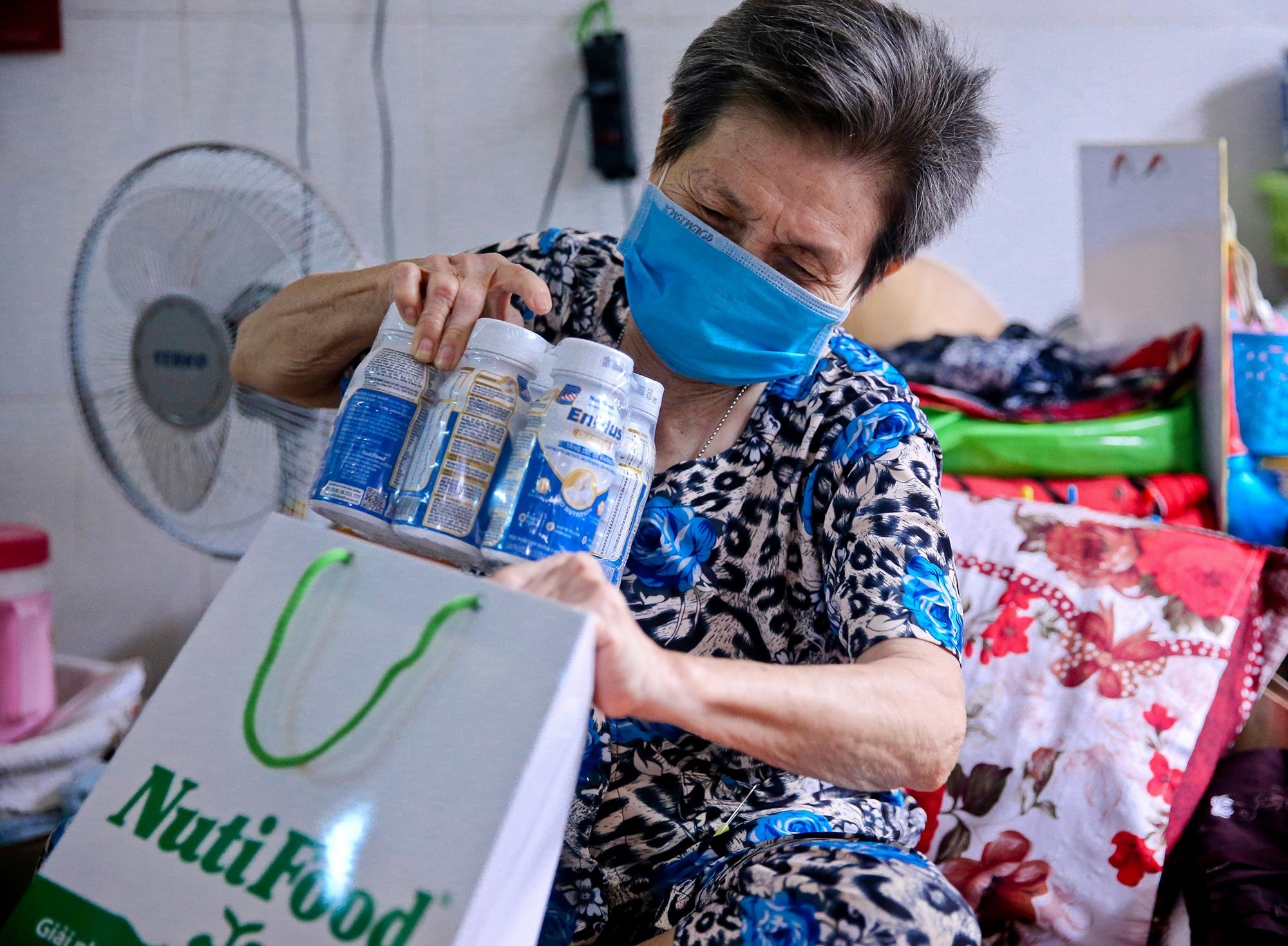 Video - NutiFood trao qua cho cac cu gia neo don tai chua Lam Quang hinh anh