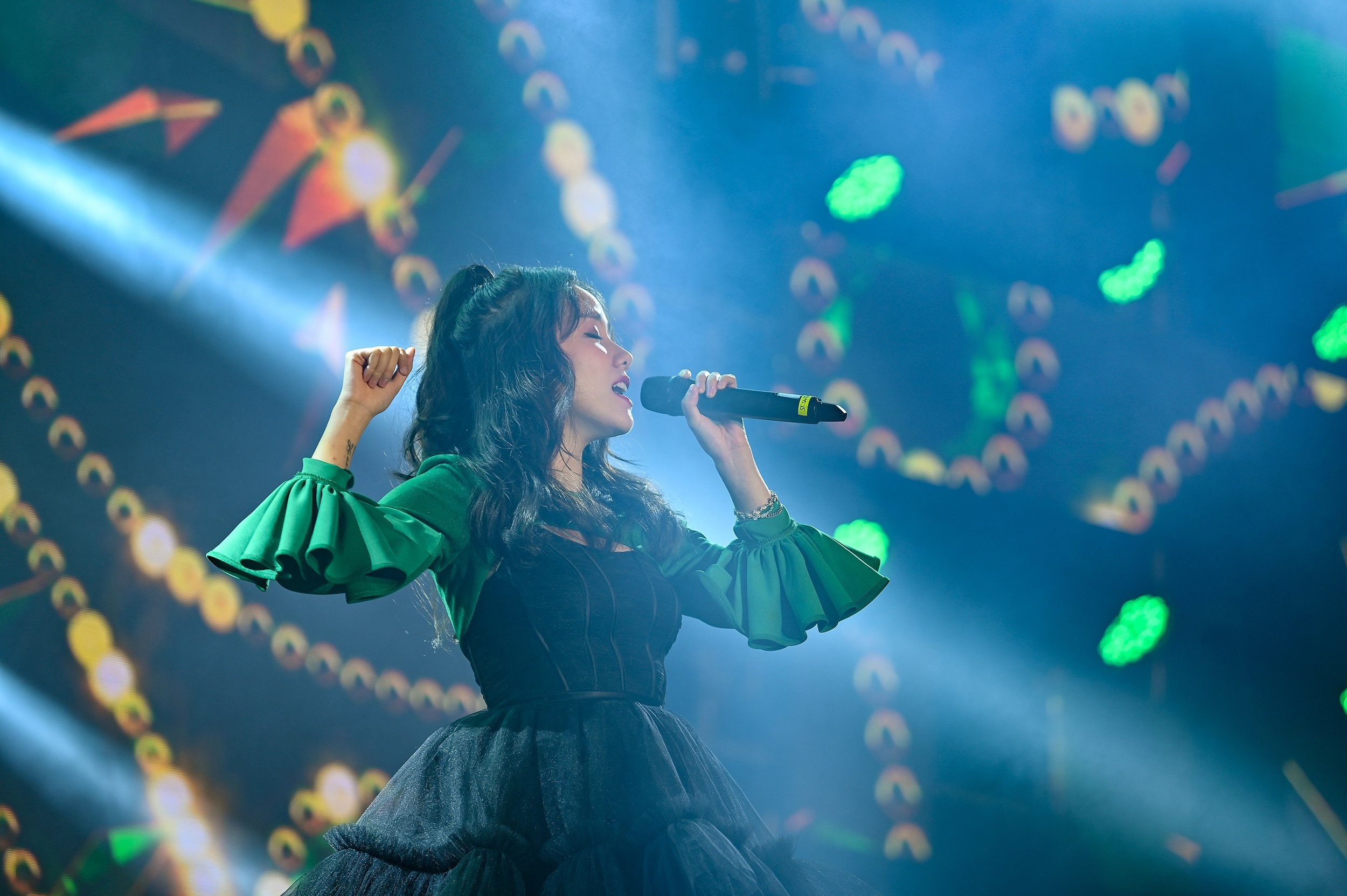 De Choat, Phuong Ly don Noel tai Nghe An voi loat hit trieu view hinh anh