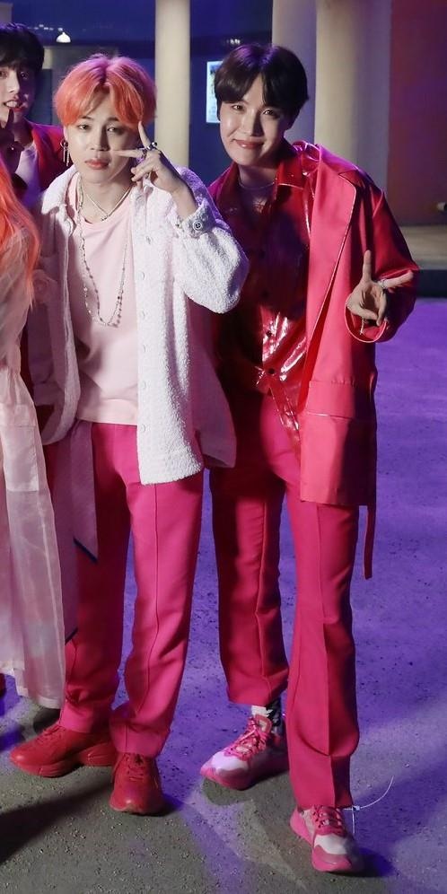 giay sneaker cua BTS anh 2