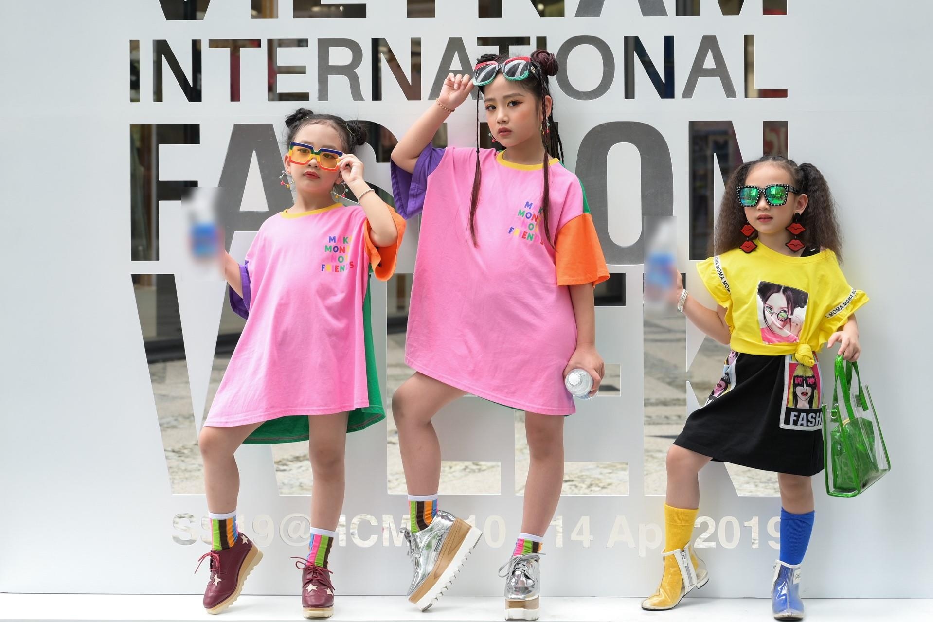 Street style VIFW 2019 ngay 3 va nhung nguoi mau nhi sanh dieu hinh anh