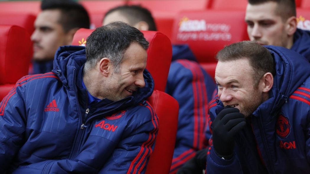 Cau thu MU biet lam the nao de tien biet Van Gaal hinh anh