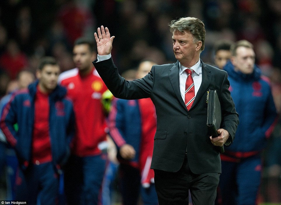 Vi sao ban lanh dao MU khong muon sa thai Van Gaal? hinh anh