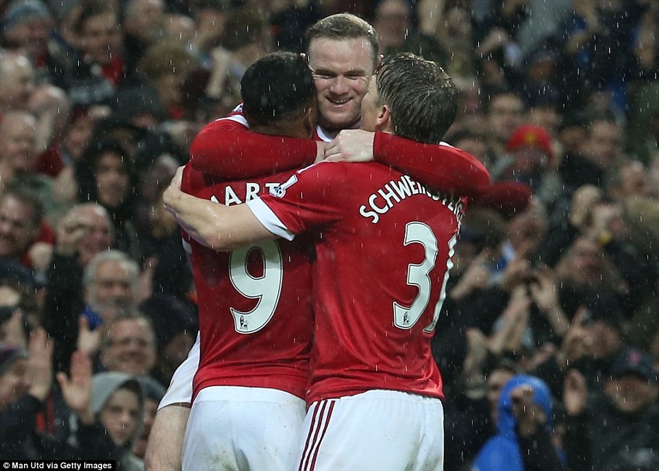 Rooney tim lai chinh minh khi bi don vao chan tuong hinh anh