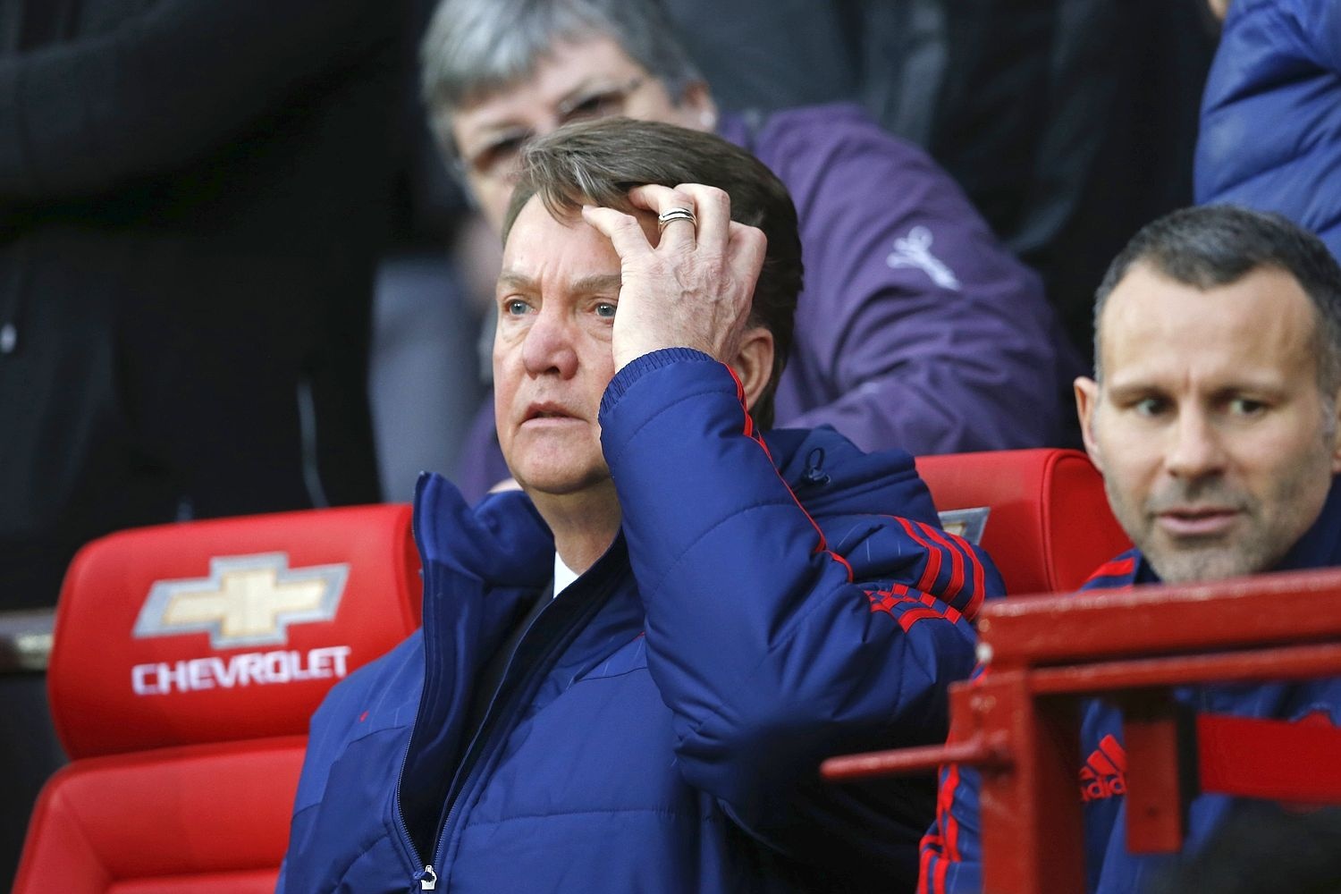 MU khong nen lang phi tien bac vi Van Gaal hinh anh