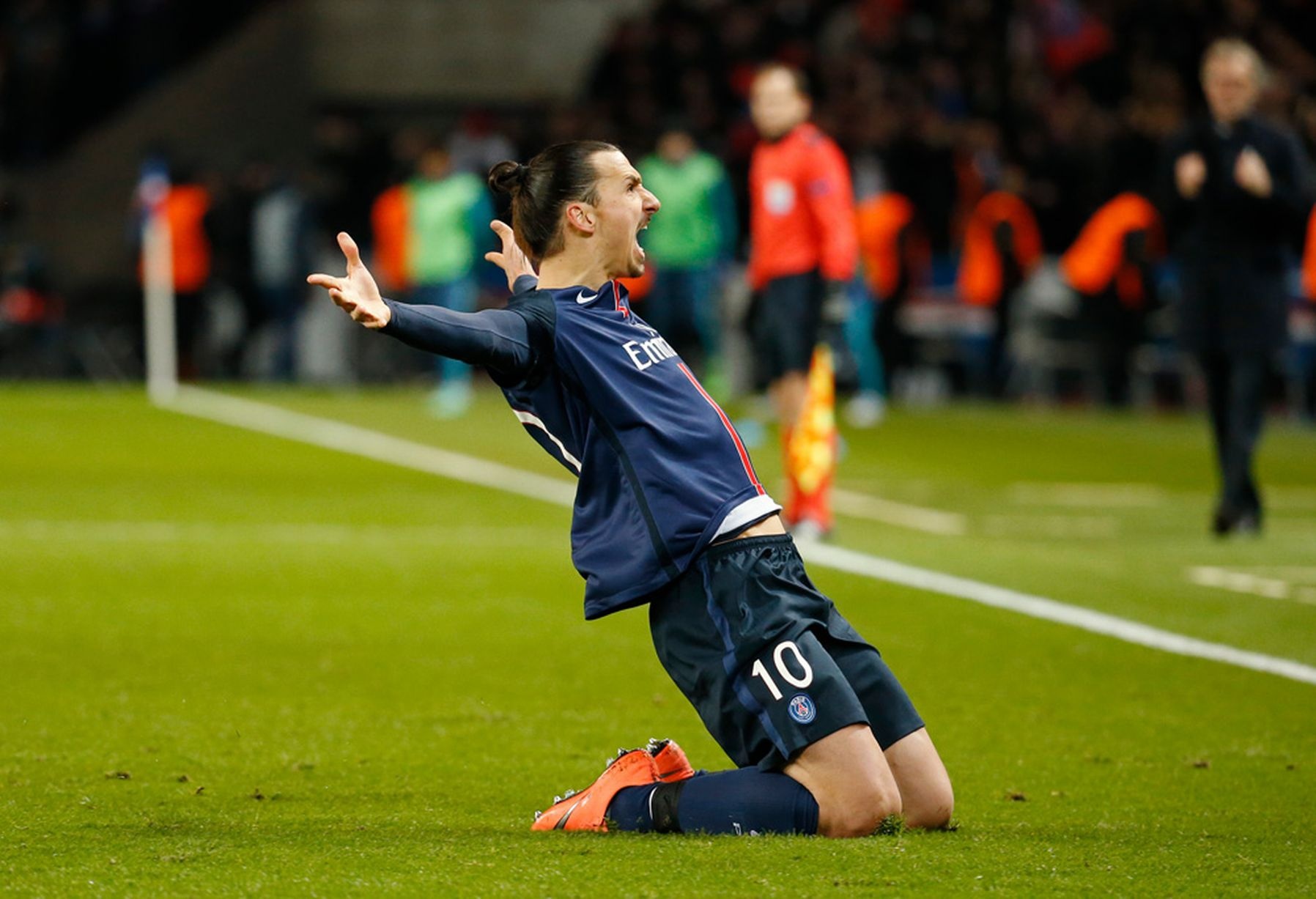 Hazard, dua tre duoi bong khong lo Ibra hinh anh