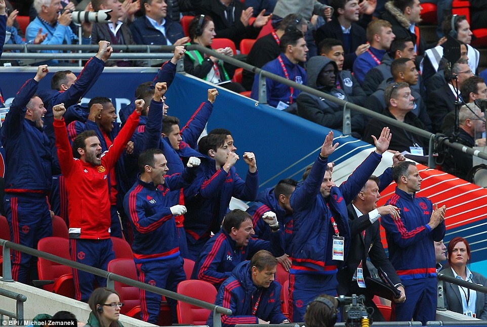 Anthony Martial tren con duong huyen thoai anh 2