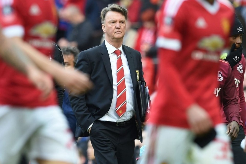 Ca the gioi chuyen dong, con MU dung im hinh anh