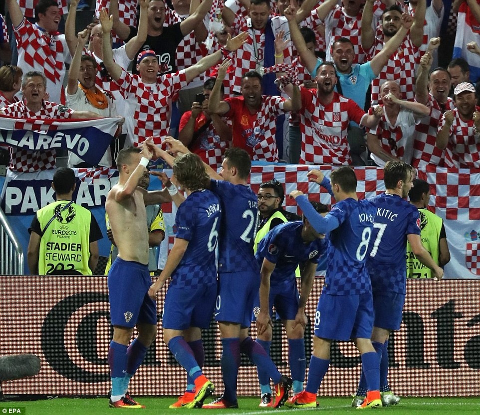 Danh bai Tay Ban Nha,  Perisic cuu ca Croatia anh 2