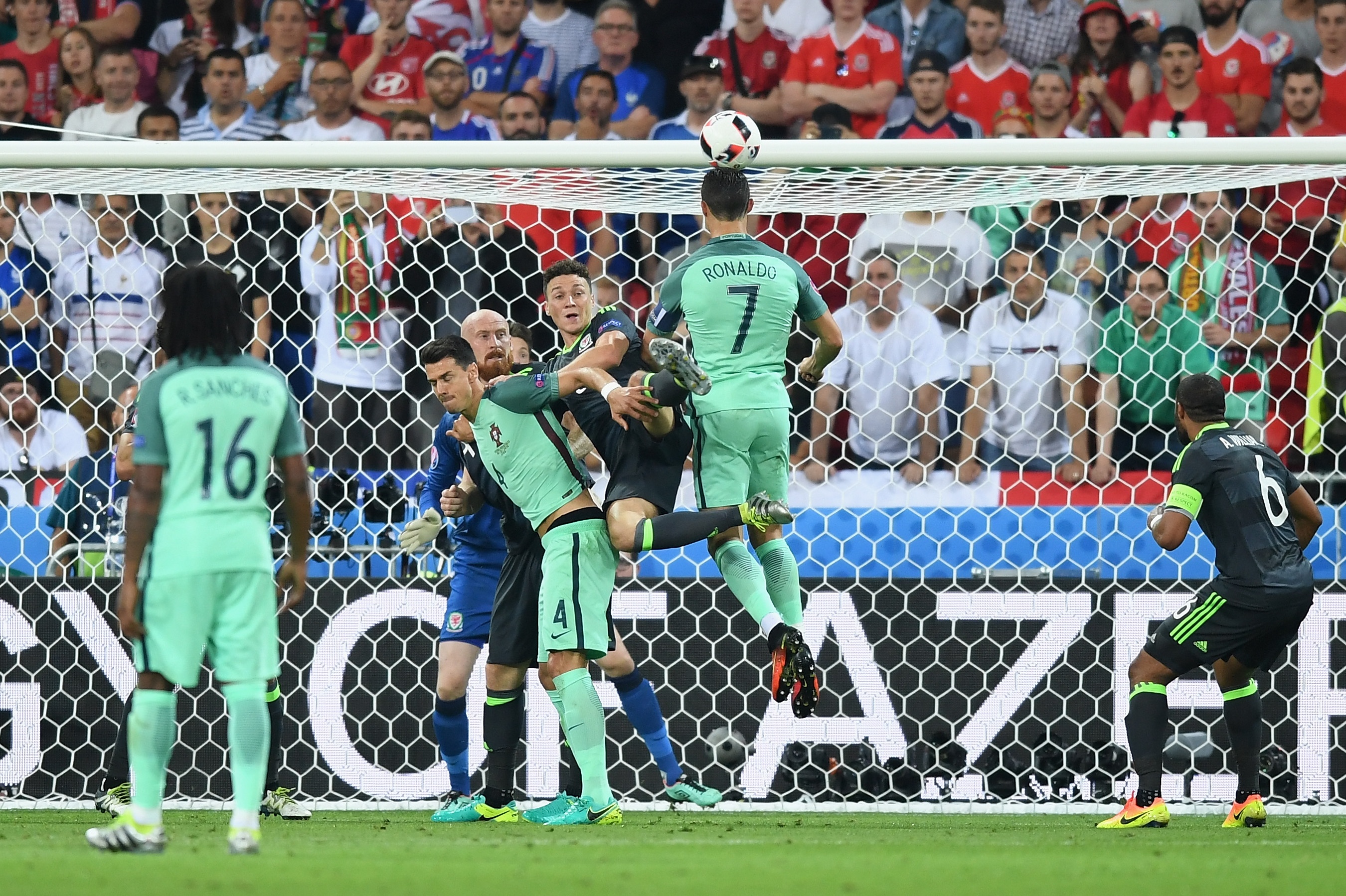 Sir Alex,  Ronaldo va ky nang khong chien anh 1