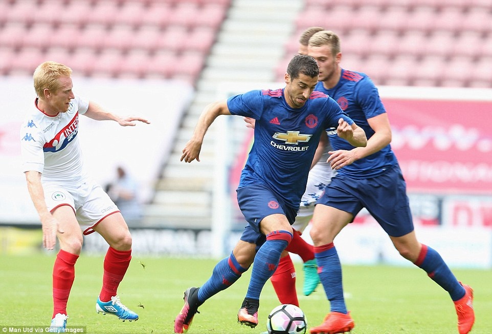 Vì Mkhitaryan, Rooney thành người thừa ảnh 1 Vi Mkhitaryan, Rooney thanh nguoi thua anh 1