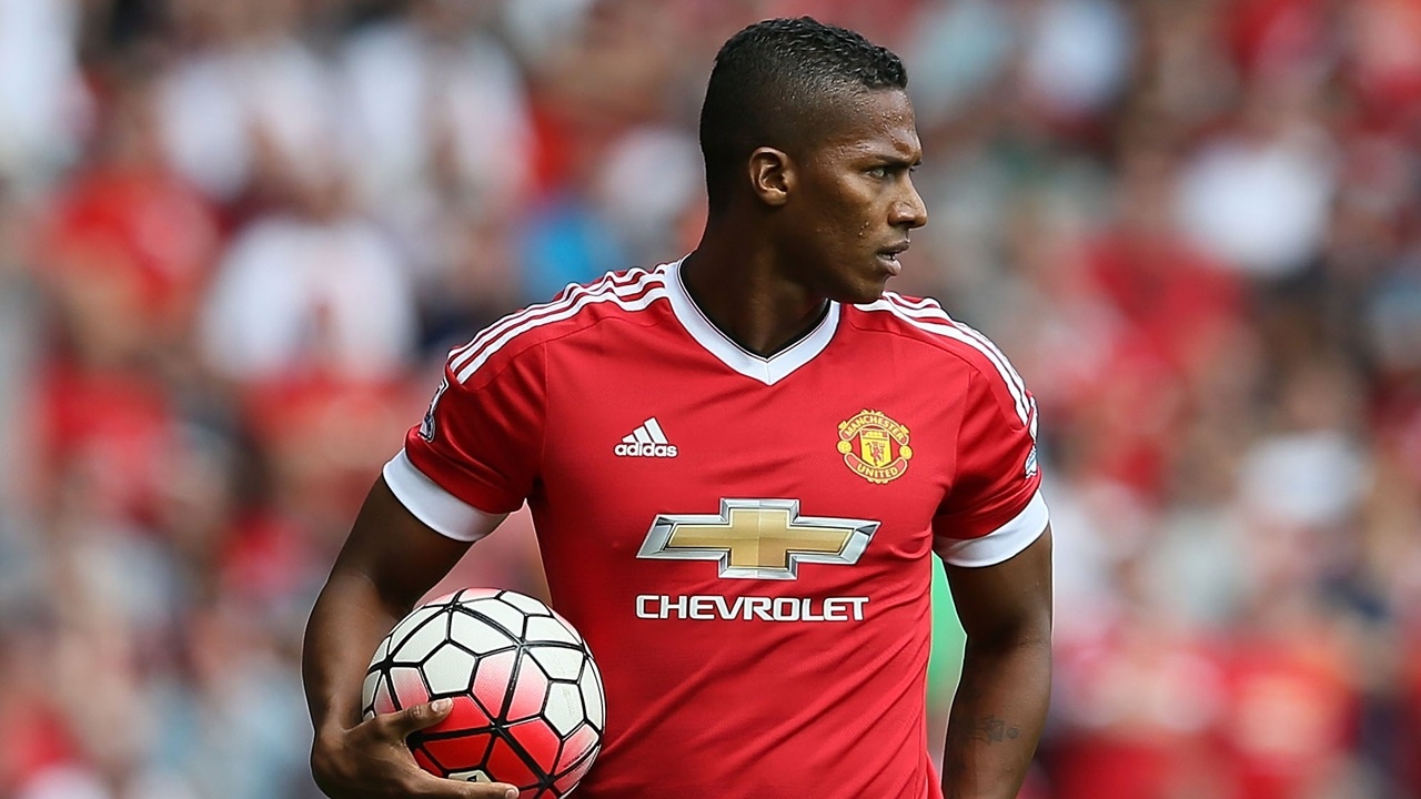Vi sao Antonio Valencia toa sang duoi thoi Mourinho? hinh anh
