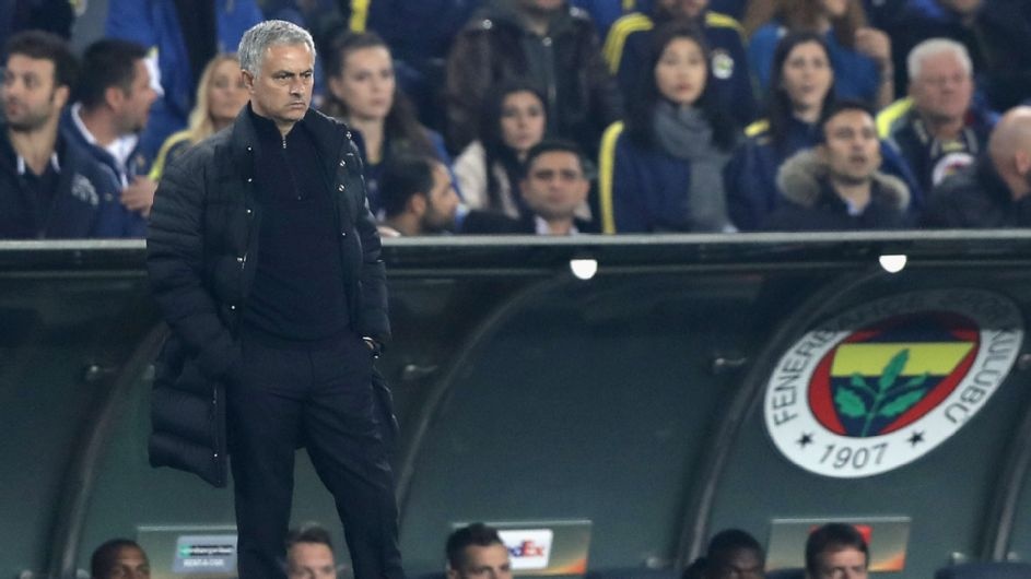 Vì sao Mourinho mất kiểm soát ở MU? ảnh 1 Vi sao Mourinho mat kiem soat o MU? anh 1