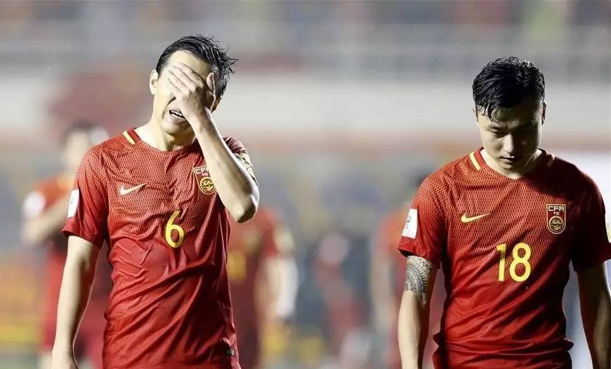 Bong da Trung Quoc dang chet vi qua nhieu tien hinh anh