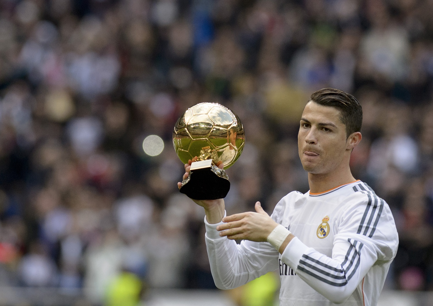 Ai la nguoi ‘tang’ Qua bong vang cho Ronaldo? hinh anh