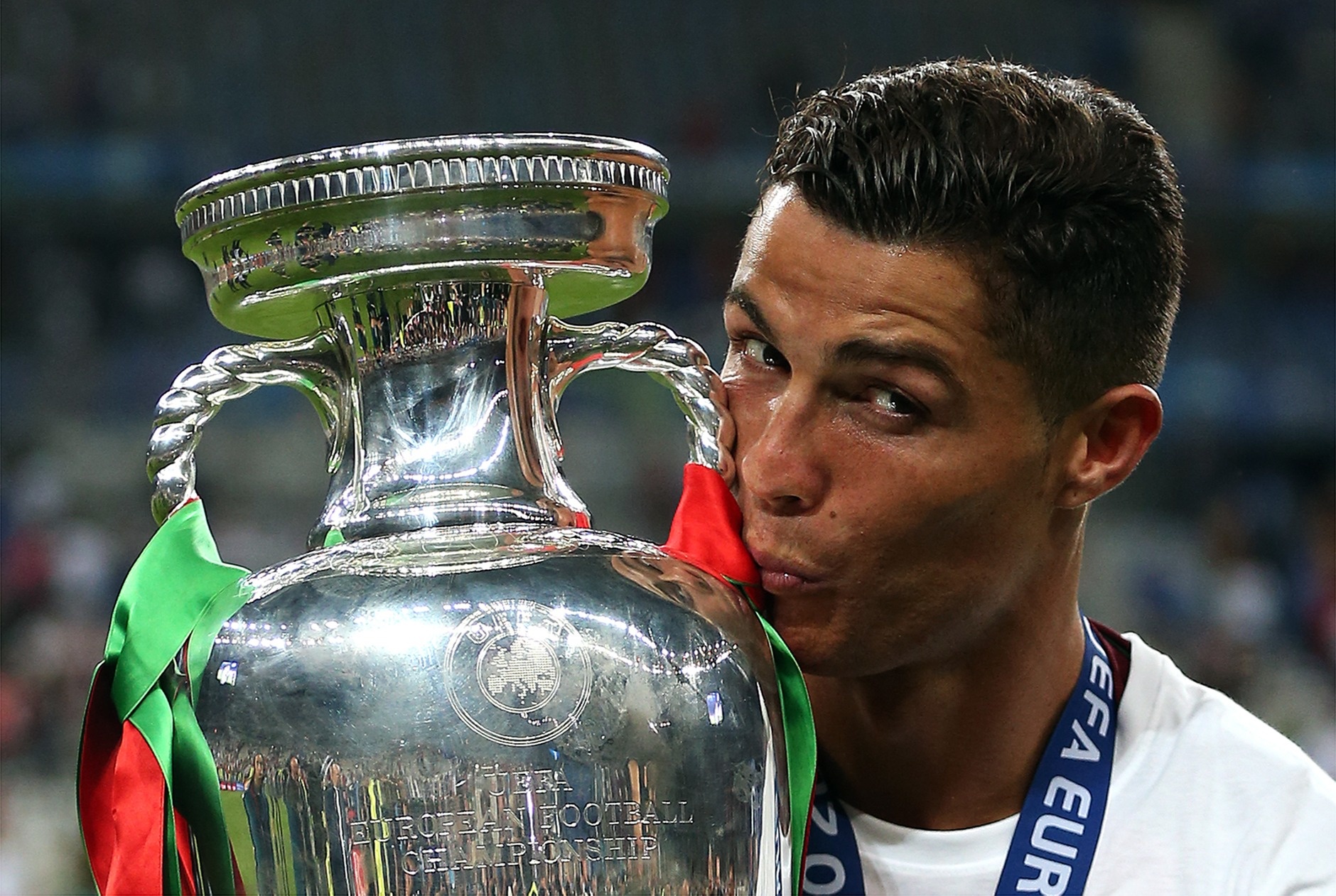 Gã vô danh tặng Quả bóng vàng cho CR7 là ai? ảnh 2 Ga vo danh tang Qua bong vang cho CR7 la ai? anh 2