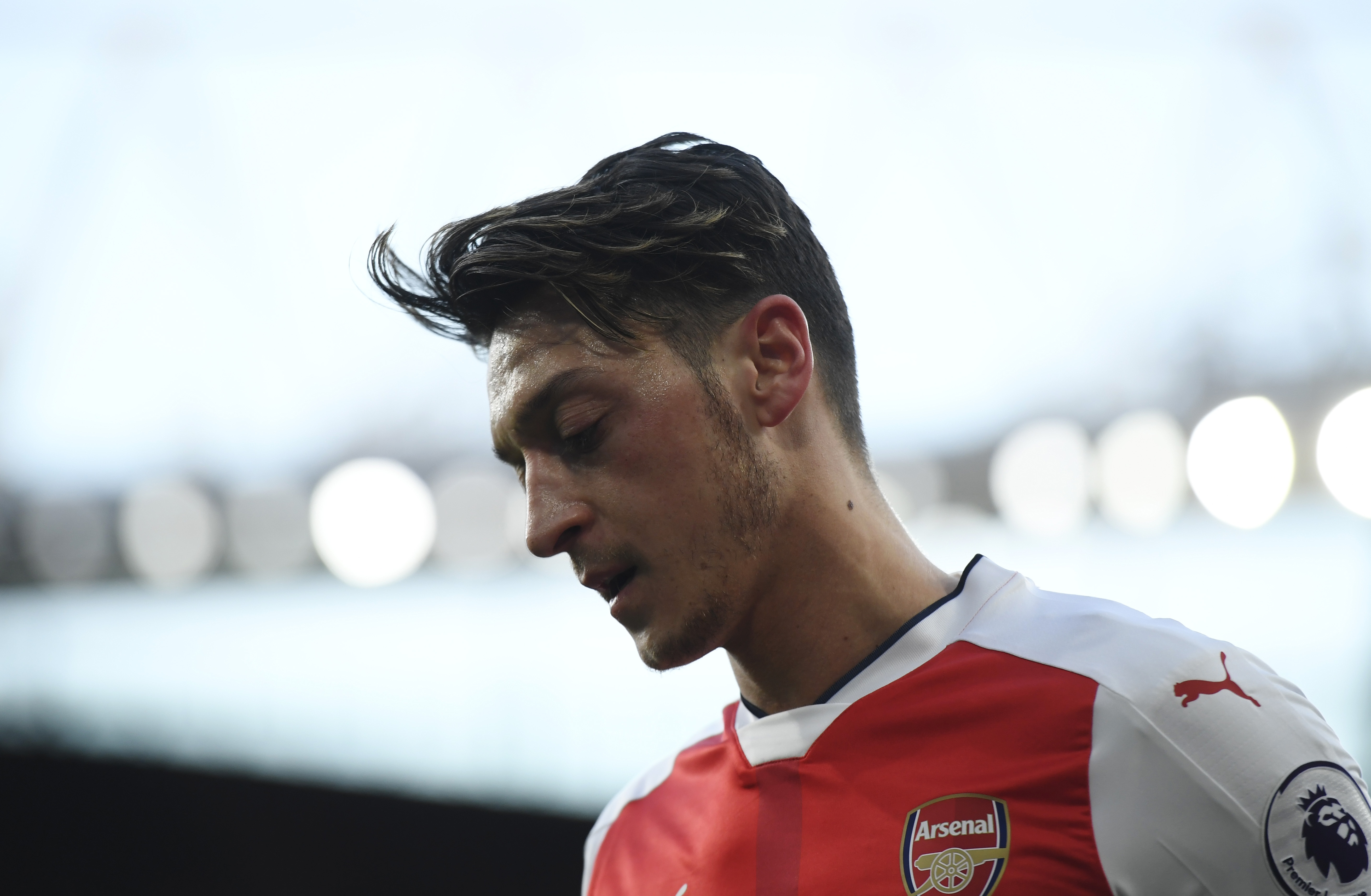 Arsenal dang mac ket voi 'ngoi sao nua mua' Mesut Oezil hinh anh