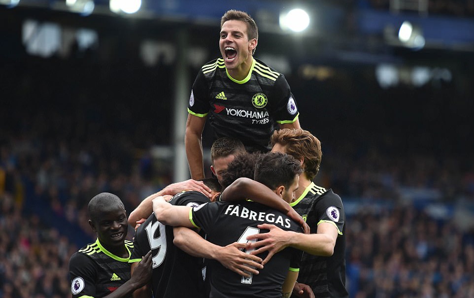 Sau mua gio dap vui, va la co Chelsea lai ngao nghe bay hinh anh