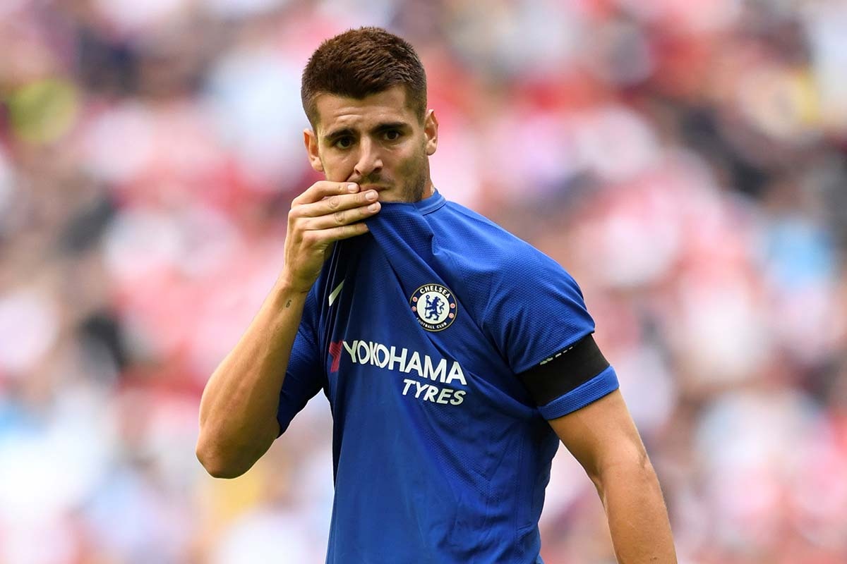 Alvaro Morata dang di vao vet xe do cua Torres hinh anh