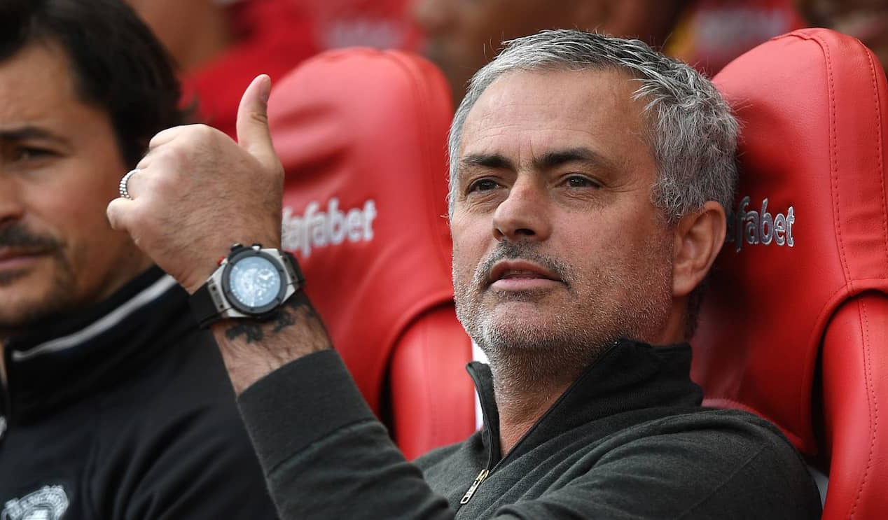 Vi sao MU co the vo dich Premier League 2017/18? hinh anh