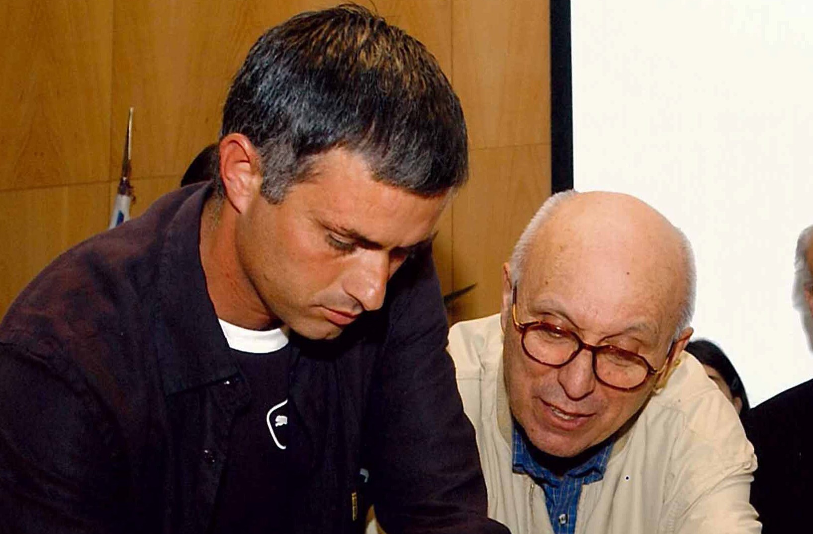 Nguoi thay va bai hoc dau tien cua Jose Mourinho hinh anh